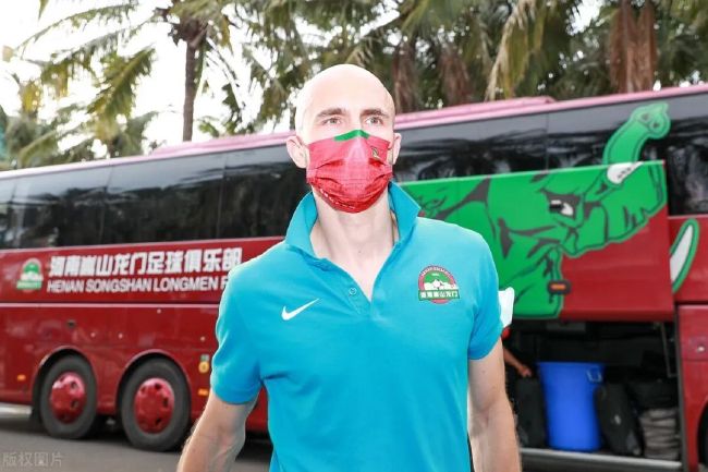 第43分钟，穆勒横传，凯恩禁区外直接起脚远射轰出世界波，拜仁2-0沃尔夫斯堡。